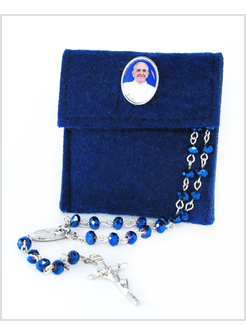 POCHETTE IN FELTRO BLU CON ROSARIO CRISTALLO BLU E SPILLETTA BASILICA SAN PIETRO