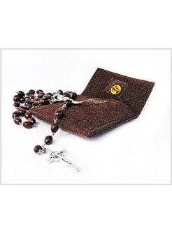 POCHETTE IN FELTRO MARRONE CON ROSARIO IN LEGNO E SPILLETTA SAN BENEDETTO
