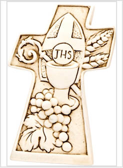 CROCE IN RESINA CM 10 X 6 SIMBOLI PRIMA COMUNIONE E TIARA IN RILEVO CON SCATOLA