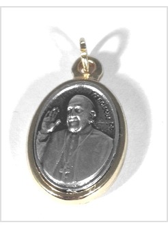 MEDAGLIA OVALE PAPA FRANCESCO E SAN PIETRO CON SCATOLA