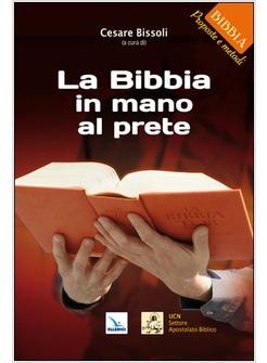 BIBBIA IN MANO AL PRETE