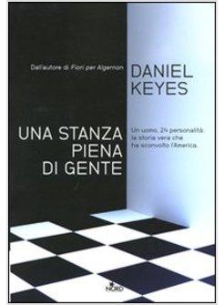 UNA STANZA PIENA DI GENTE